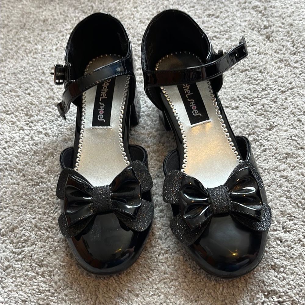Girls black dress shoes with heel and sparkly Bow 🎀